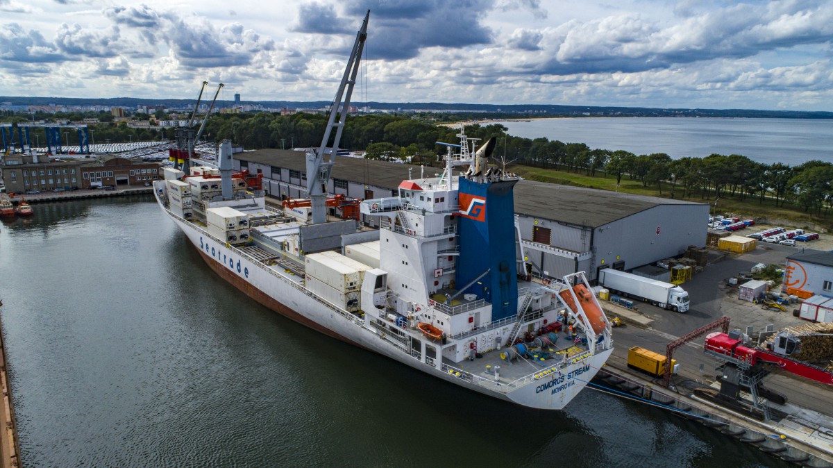 First ship transporting bananas inaugurates new service in Port of Gdansk (photo, video) - MarinePoland.com