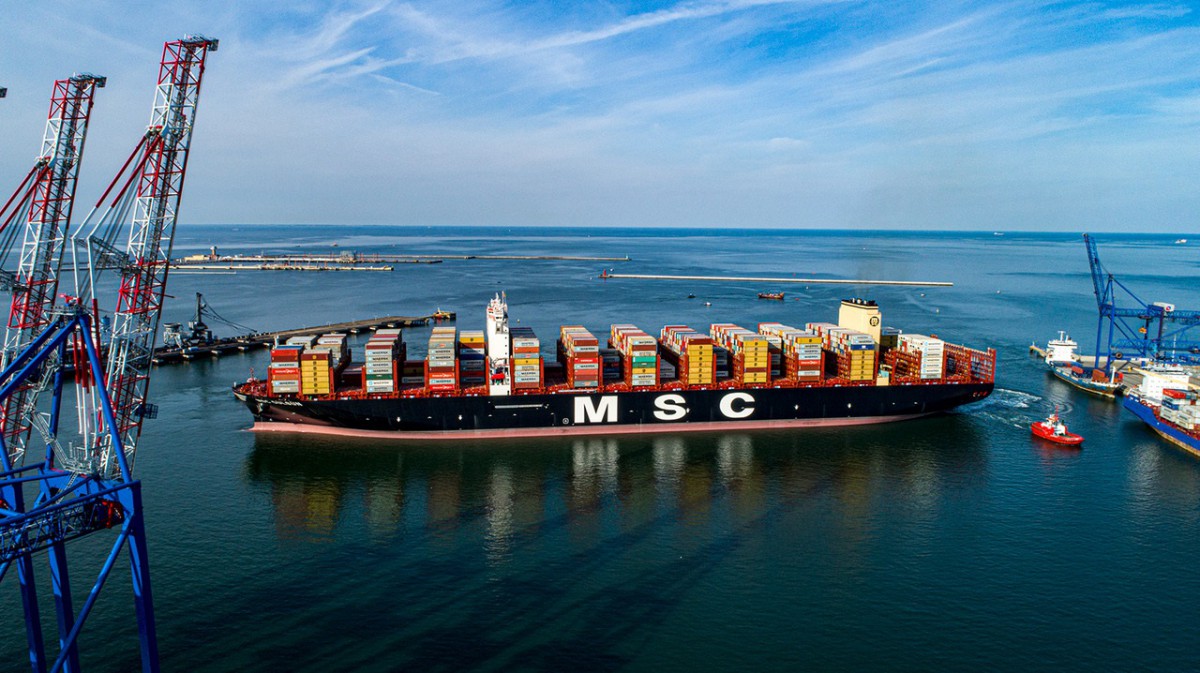 The world's largest container ship MSC Gülsün arrived at DCT Gdansk. It's truly impressive view (photo, video) - MarinePoland.com