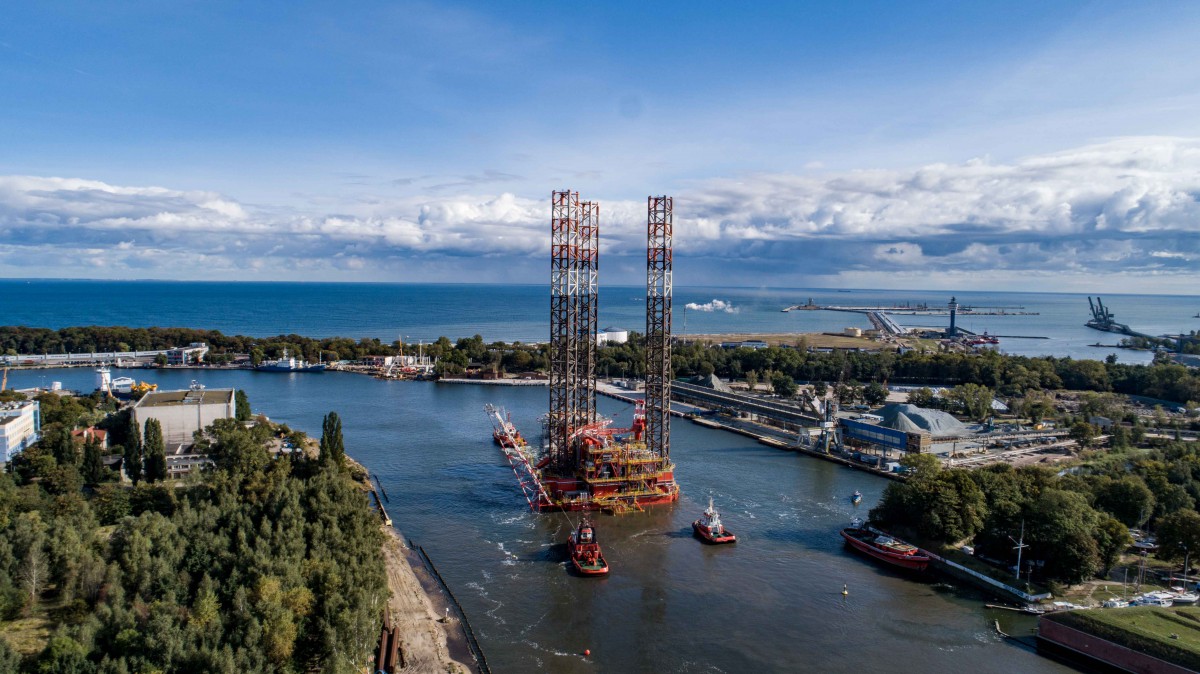 The rebuilt Petrobaltic platform has left Gdańsk (photo, video) - MarinePoland.com