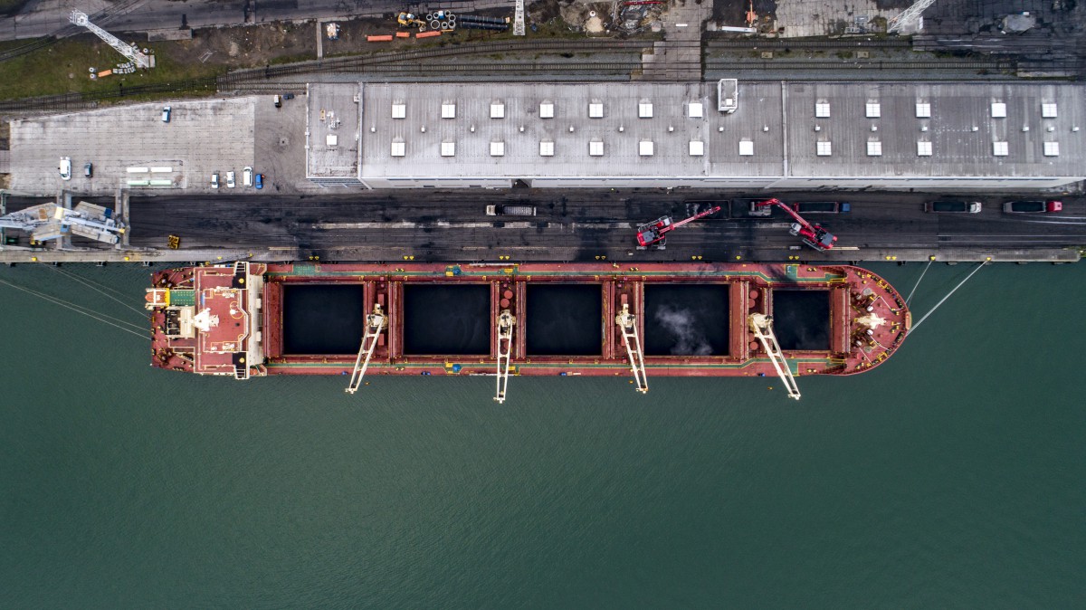 Port of Gdansk: Export of coke produced by Lotos – done quickly, efficiently and comprehensively [photo, video] - MarinePoland.com