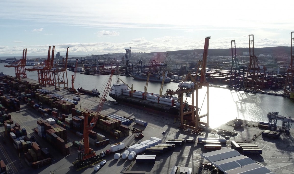 Another reloading of wind farm components at the Port of Gdynia [photo, video] - MarinePoland.com