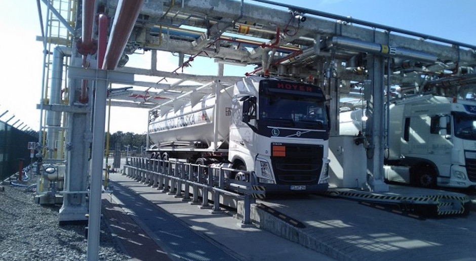 First LNG truck loading operation performed by PGNiG in Lithuania - MarinePoland.com