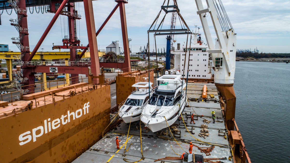 Loading Galeon yachts at the Port of Gdansk (video) - MarinePoland.com