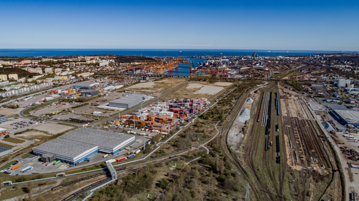 Gigantic investments in rail infrastructure at the Port of Gdynia. Construction works are in full swing [photo, video] - MarinePoland.com