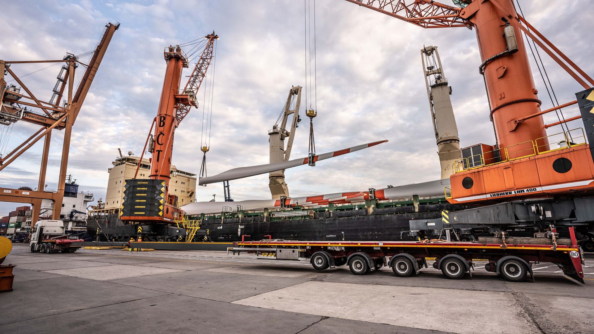 Biggest delivery of wind turbine elements in the history of the Port of Gdynia (video) - MarinePoland.com