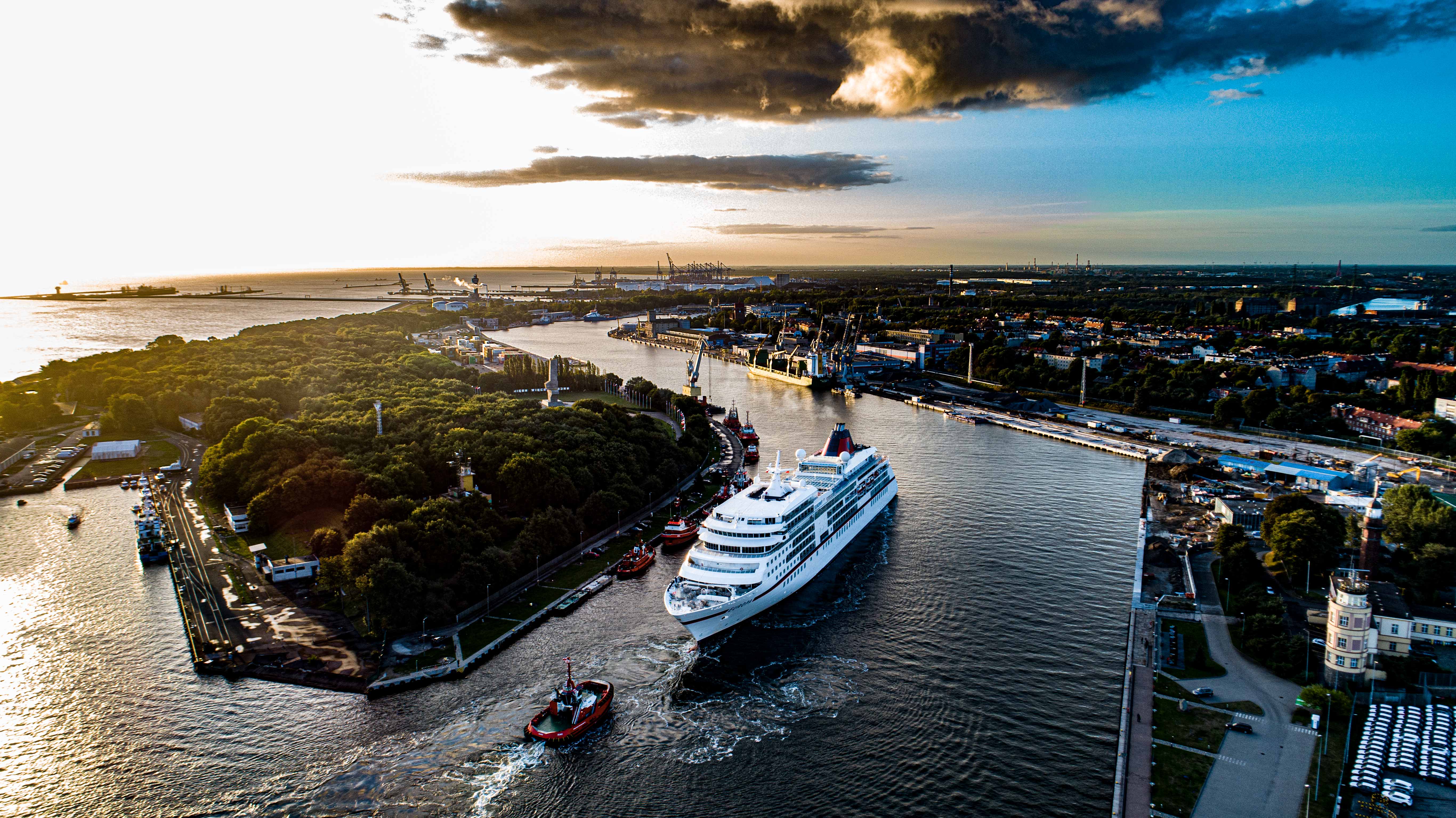 The first cruise ship of the season at the Port of Gdansk - MarinePoland.com
