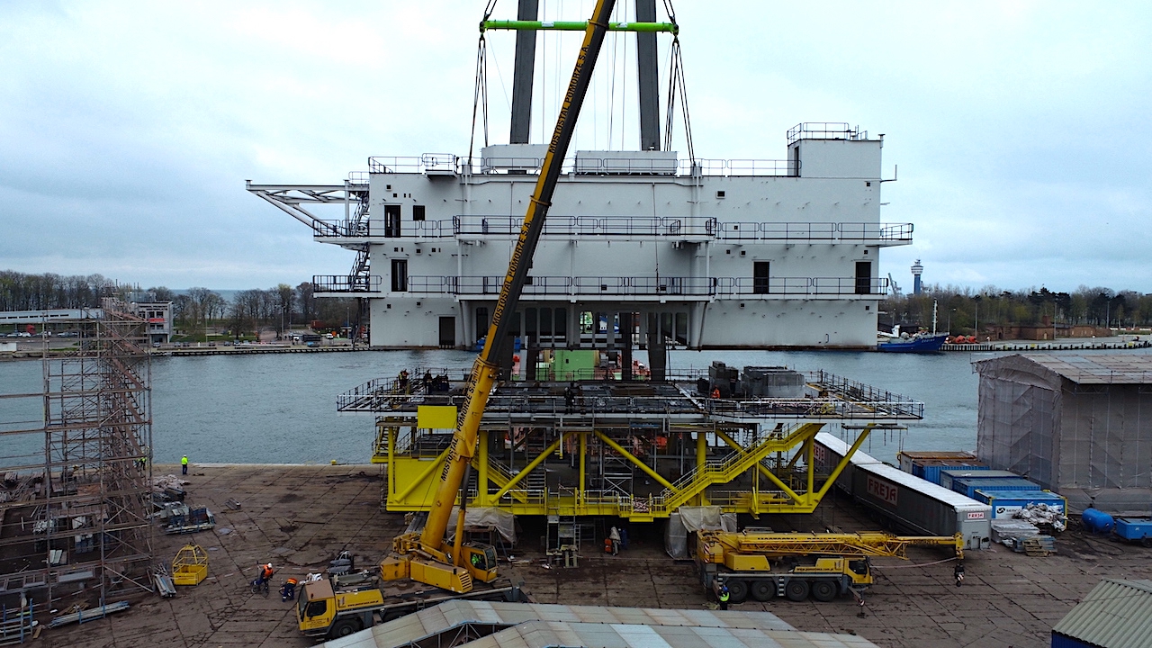 Installation of a large offshore transformer station - heavy weight operation at Mostostal Pomorze [video] - MarinePoland.com