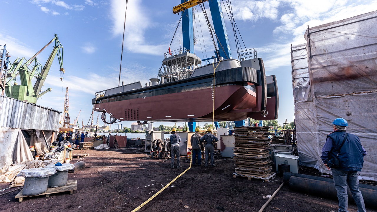 Safe Shipyard. See the launch of the tug for Damen Hardinxveld [VIDEO, PHOTOS] - MarinePoland.com