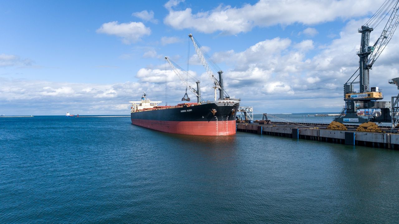 Unloading of nearly 100,000 tons of coking coal at the Port of Gdansk [PHOTOS, VIDEO] - MarinePoland.com