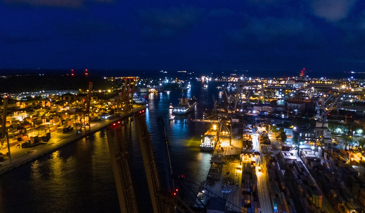 The record-breaking Hella container ship at the Port of Gdynia. The debut of the ocean line to the USA [VIDEO, PHOTOS] - MarinePoland.com