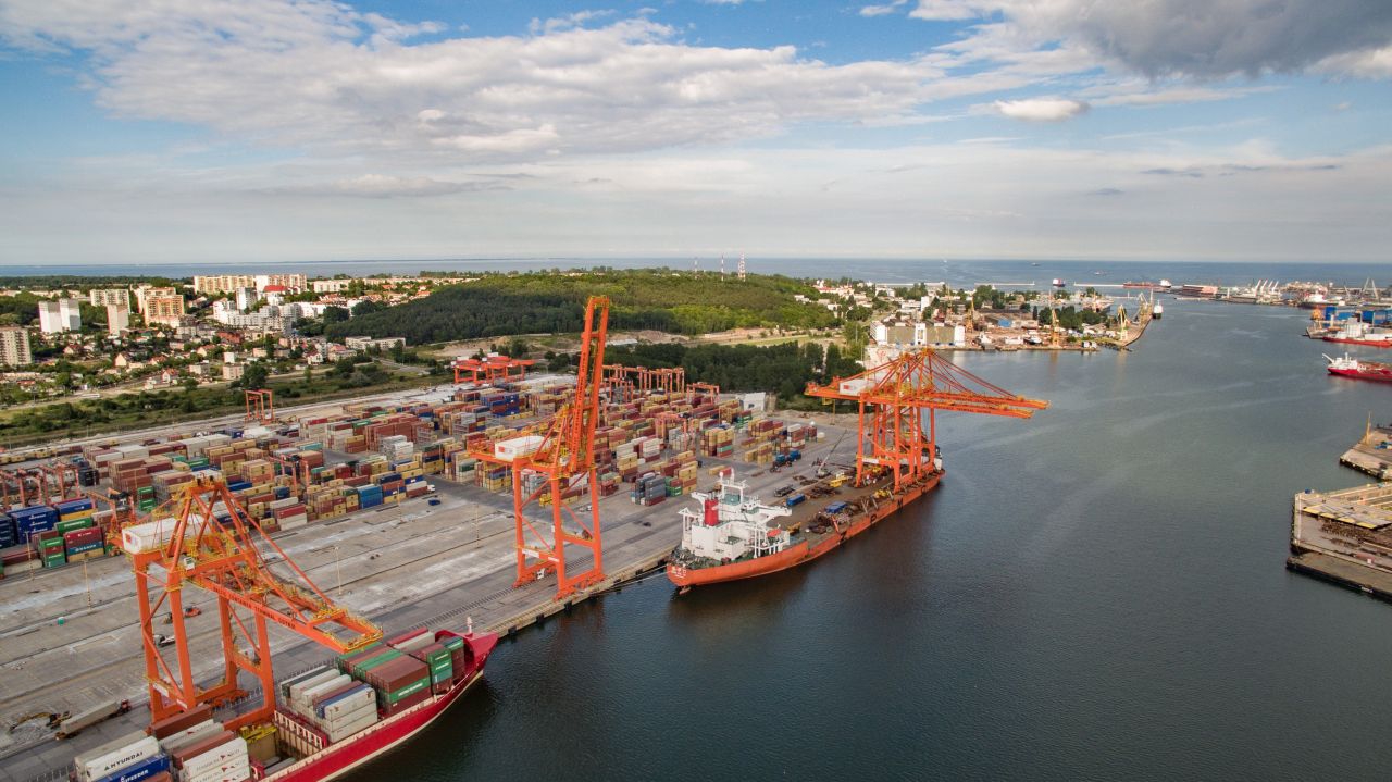 Port of Gdynia: bids in the tender for the operator of the OWF and container terminal - MarinePoland.com