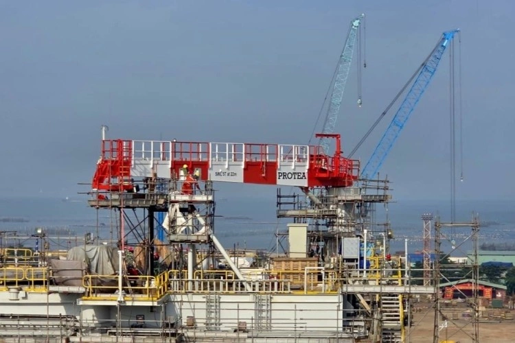 Four Polish-built RAM Luffing Cranes Destined for Baltica 2 Offshore Substations - MarinePoland.com