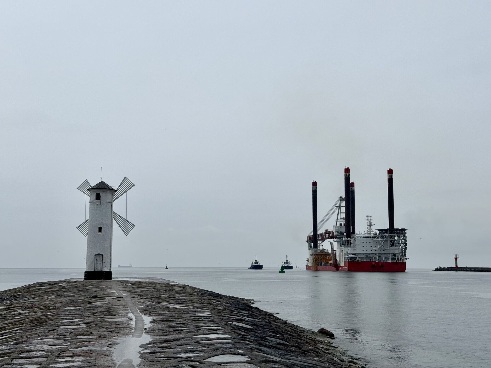 Świnoujście Offshore Terminal Has Received Its First Jack-Up Vessel - MarinePoland.com