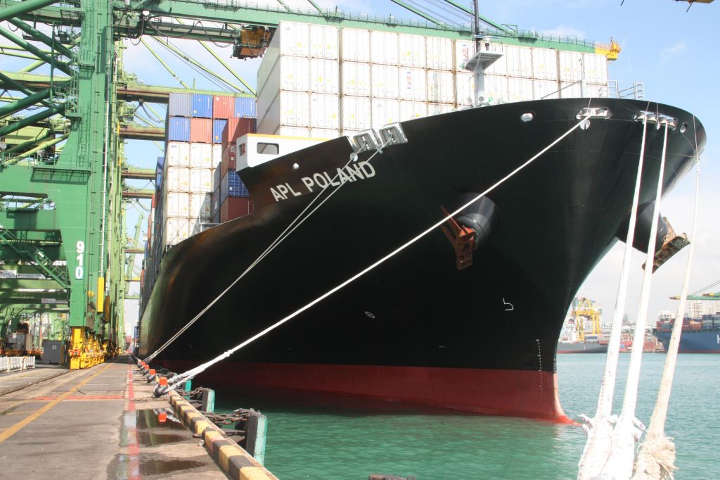 APL Poland berthed in Singapore - MarinePoland.com APL Poland berthed in Singapore - MarinePoland.com
