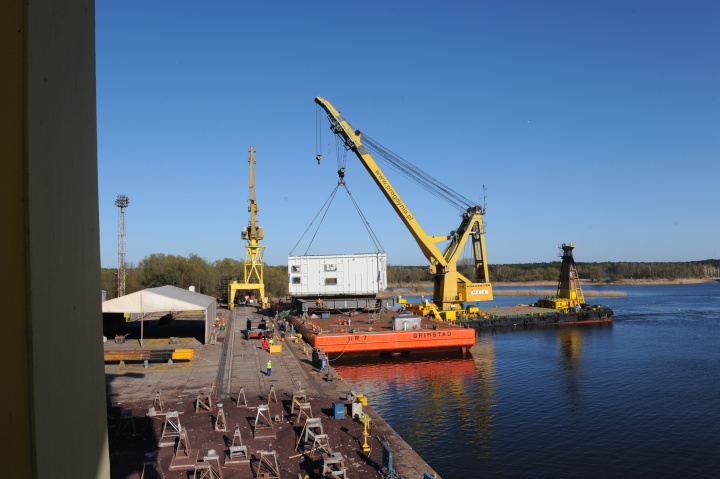 Loading living quarter module for offshore platform Ivar Aasen - MarinePoland.com