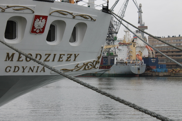 Polish sailing ship Dar Młodzieży leaves Nauta Yard - MarinePoland.com