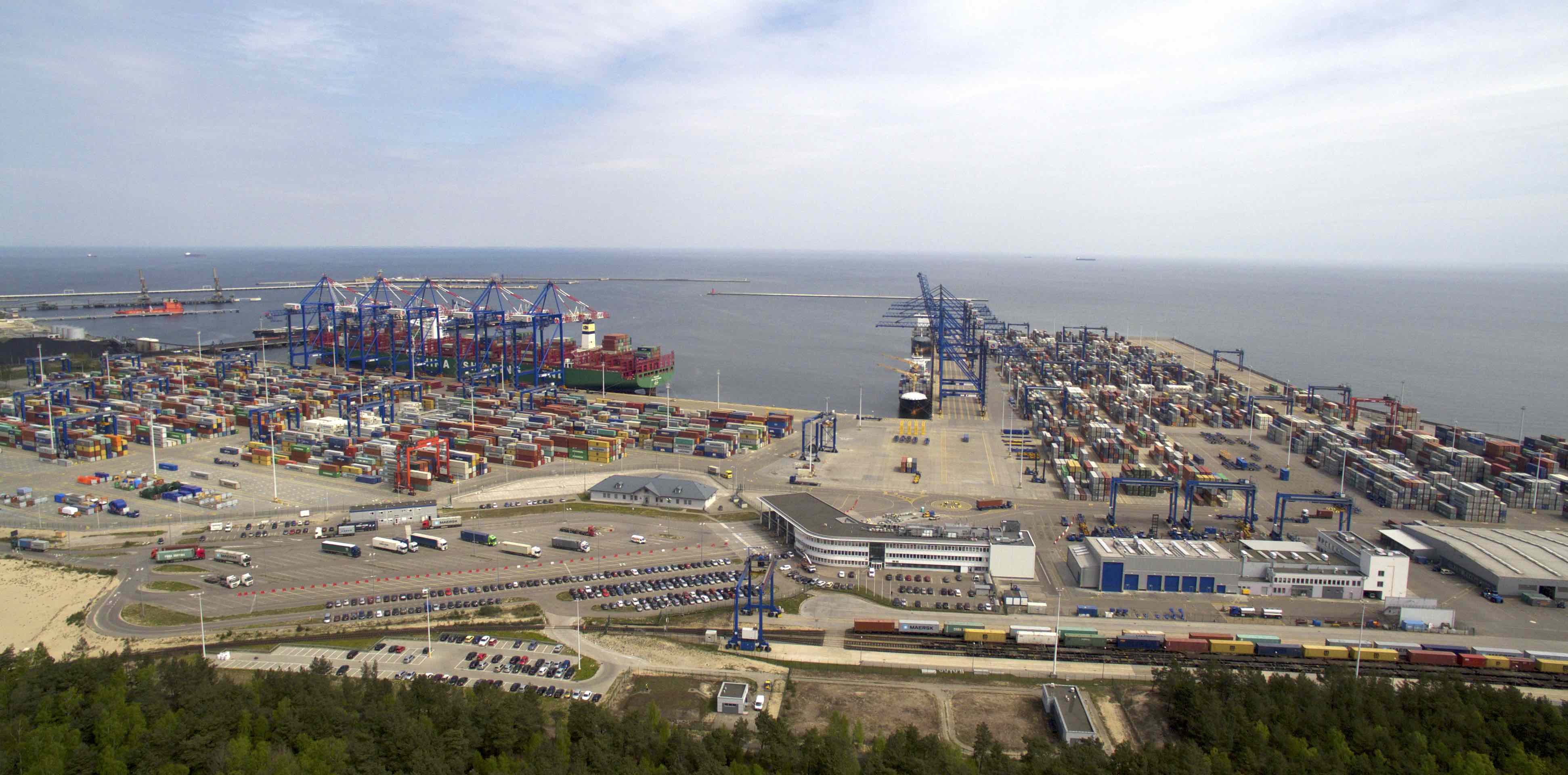 Three transshipment records. The largest Polish ports are still on top - MarinePoland.com