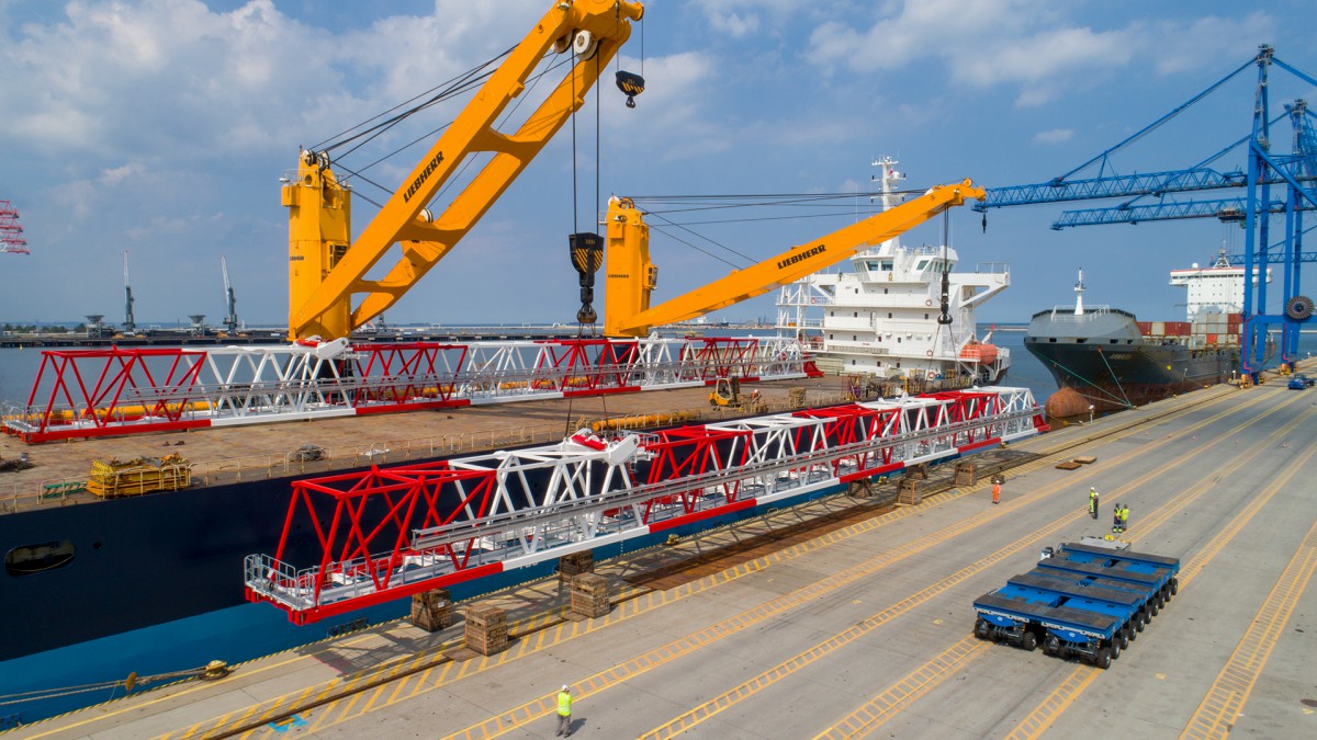 Unloading of gigantic gantry cranes from Ireland at DCT terminal [photo, video] - MarinePoland.com