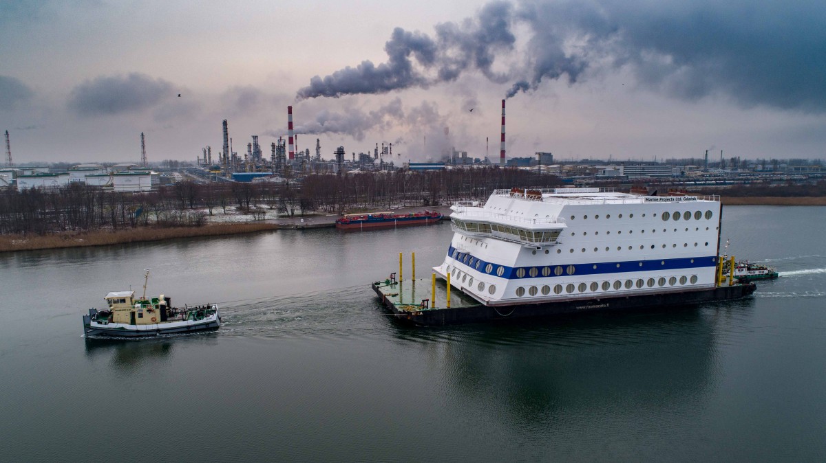 The bow part of the huge superstructure sailed out of Polish shipyard (photo, video) - MarinePoland.com The bow part of the huge superstructure sailed out of Polish shipyard (photo, video) - MarinePoland.com