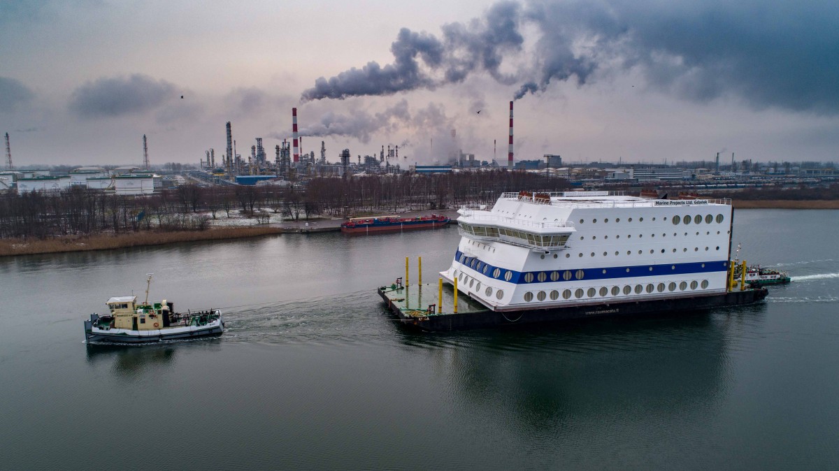 The bow part of the huge superstructure sailed out of Polish shipyard (photo, video) - MarinePoland.com