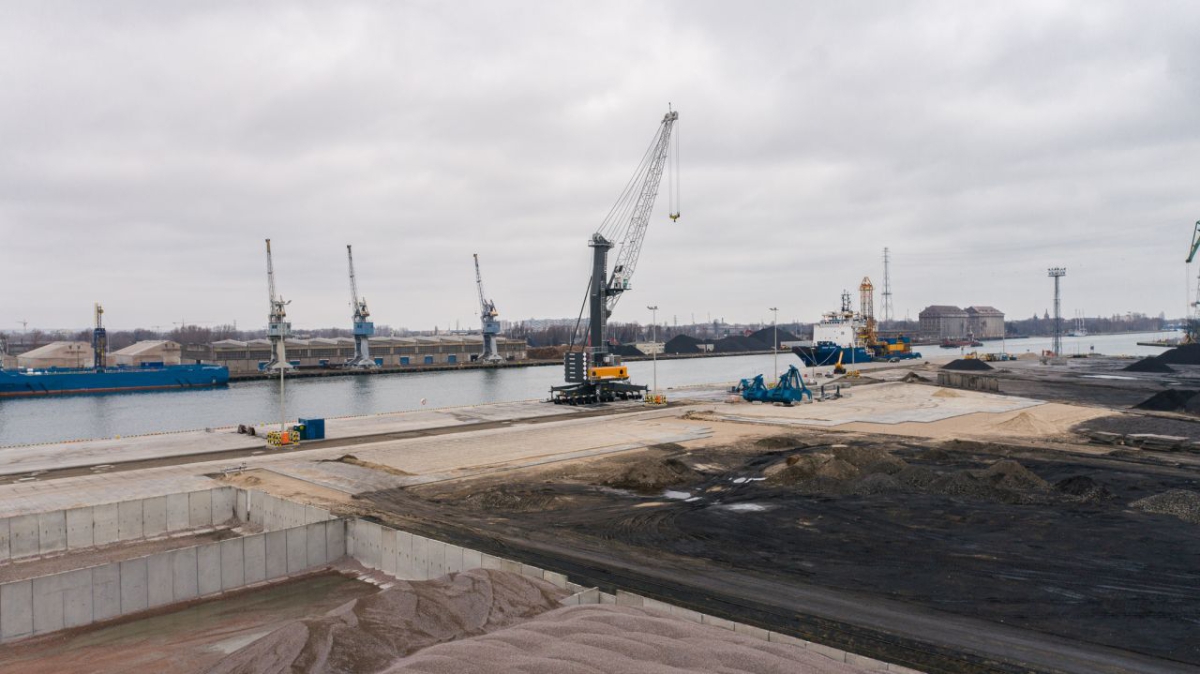 [VIDEO] The Liebherr crane will improve the operability at the Port Gdański Eksploatacja S.A.: "A 400-ton giant has entered the yard" - MarinePoland.com
