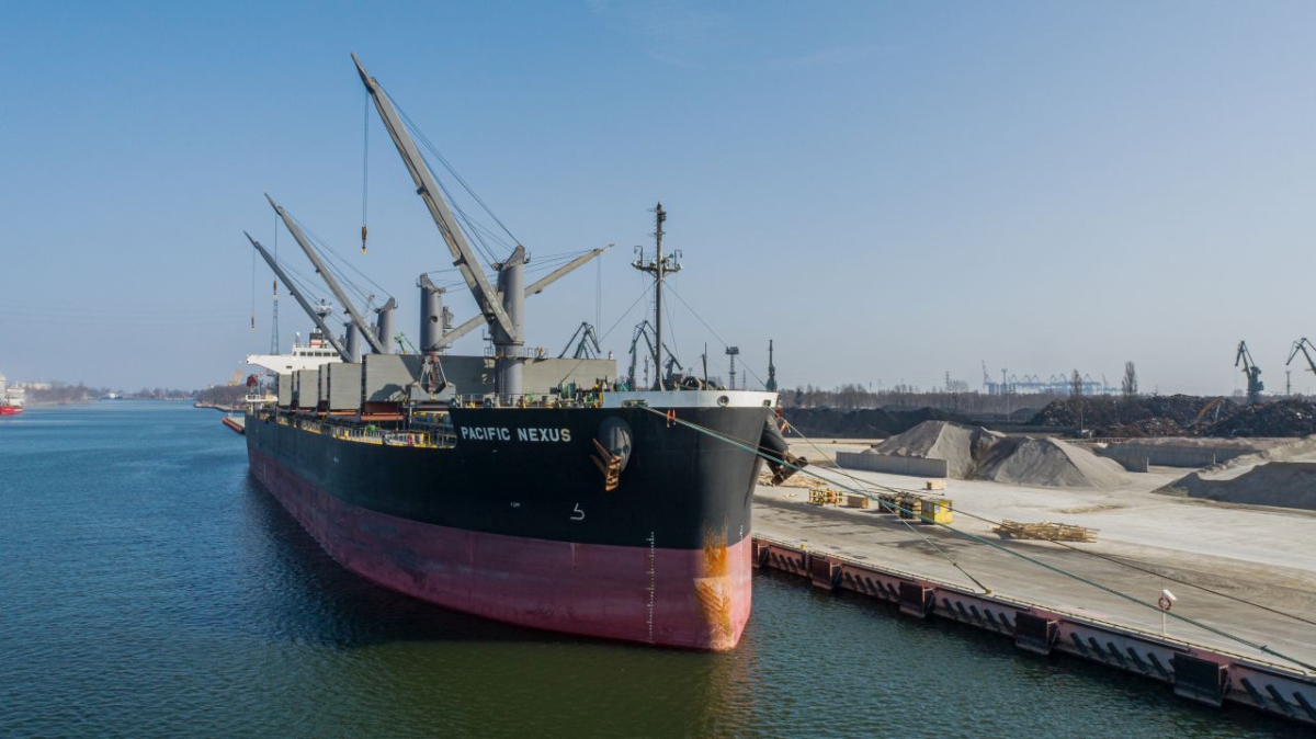 [VIDEO] From Greece to Gdansk. In Port of Gdansk Eksploatacja unloading of pipes for laying Gaz-System overland gas pipeline continues - MarinePoland.com