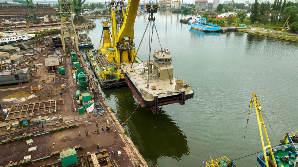 Safe Shipyard. First in a series of tugboats launched [VIDEO] - MarinePoland.com