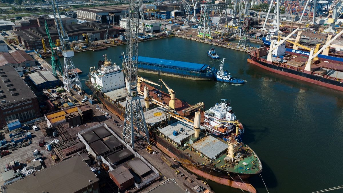 It's crowded at Shiprepair Yard Nauta [VIDEO] - MarinePoland.com