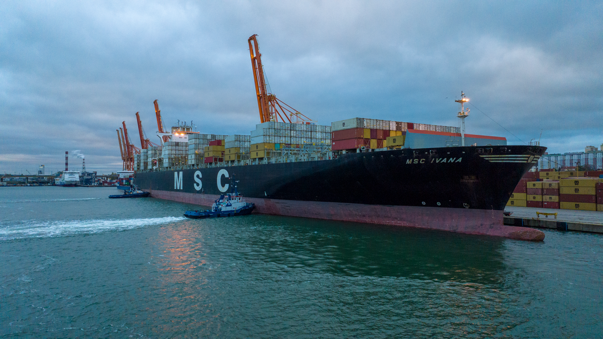 A giant containership has called at the Port of Gdynia [VIDEO]  - MarinePoland.com