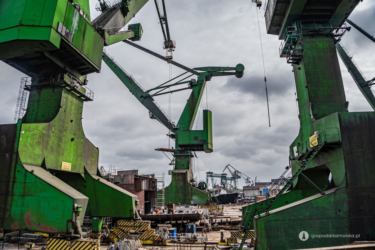 Karstensen Poland: replacement of a bearing in one of the iconic cranes. Ships are being built again on the old shipyard grounds [VIDEO] - MarinePoland.com