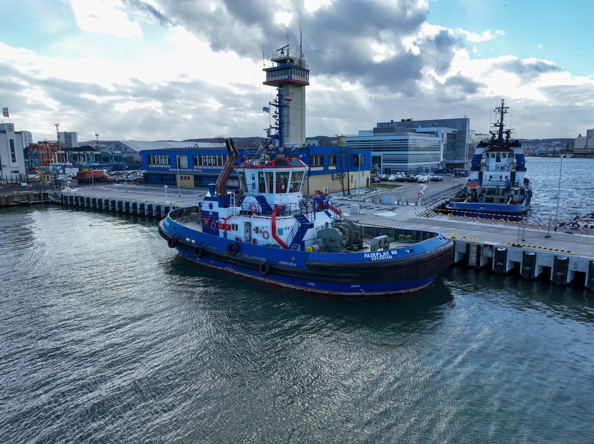 Hybrid tug Fairplay 85 at the Port of Gdynia - MarinePoland.com