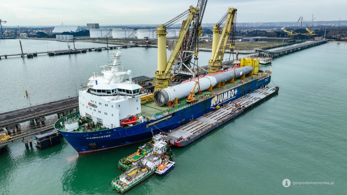 The Vistula River has not yet carried anything like this. The transport of the record cargo set sail for Płock - MarinePoland.com