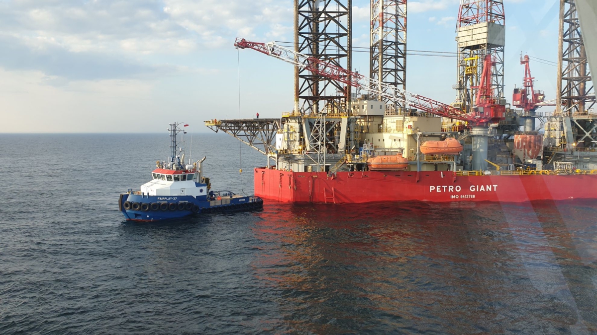 Petro Giant platform towed. In action, e.g. Fairplay tugs - MarinePoland.com