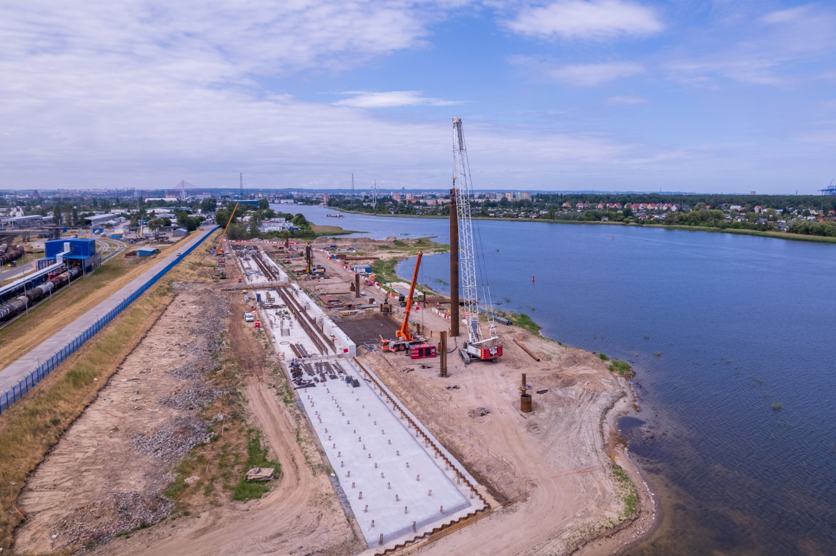 Huge 32-ton pipes at the construction site of the Marine Transshipment Terminal in Gdańsk - MarinePoland.com