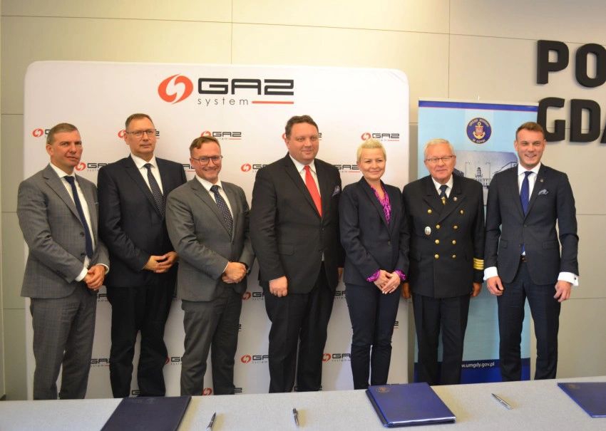 FSRU in the Gdańsk Bay - Gaz-System, Port of Gdańsk, and the Maritime Office signed an agreement - MarinePoland.com