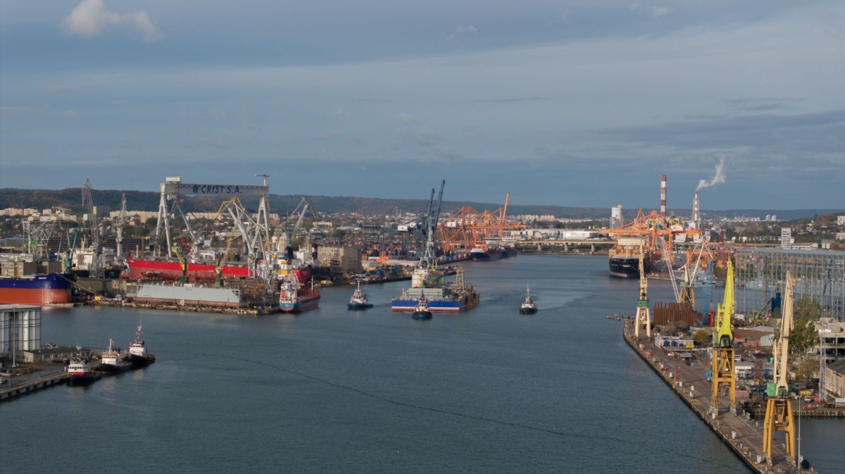 A unique vessel for the construction of an underwater tunnel has sailed away from the CRIST shipyard - MarinePoland.com