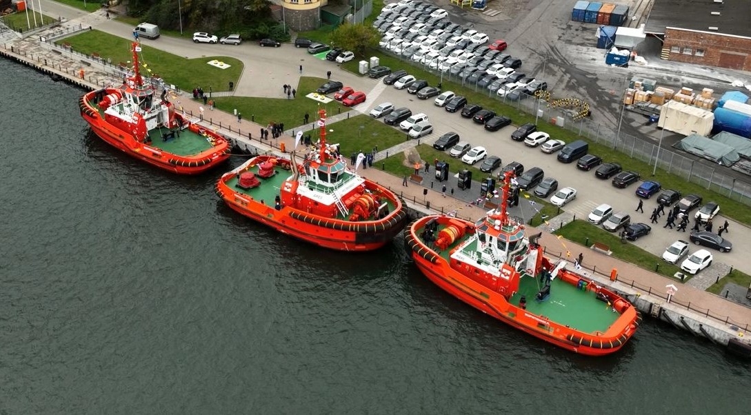 The ensign on the new WUŻ tugs hoisted. Ares, Mars and Pax officially welcomed - MarinePoland.com