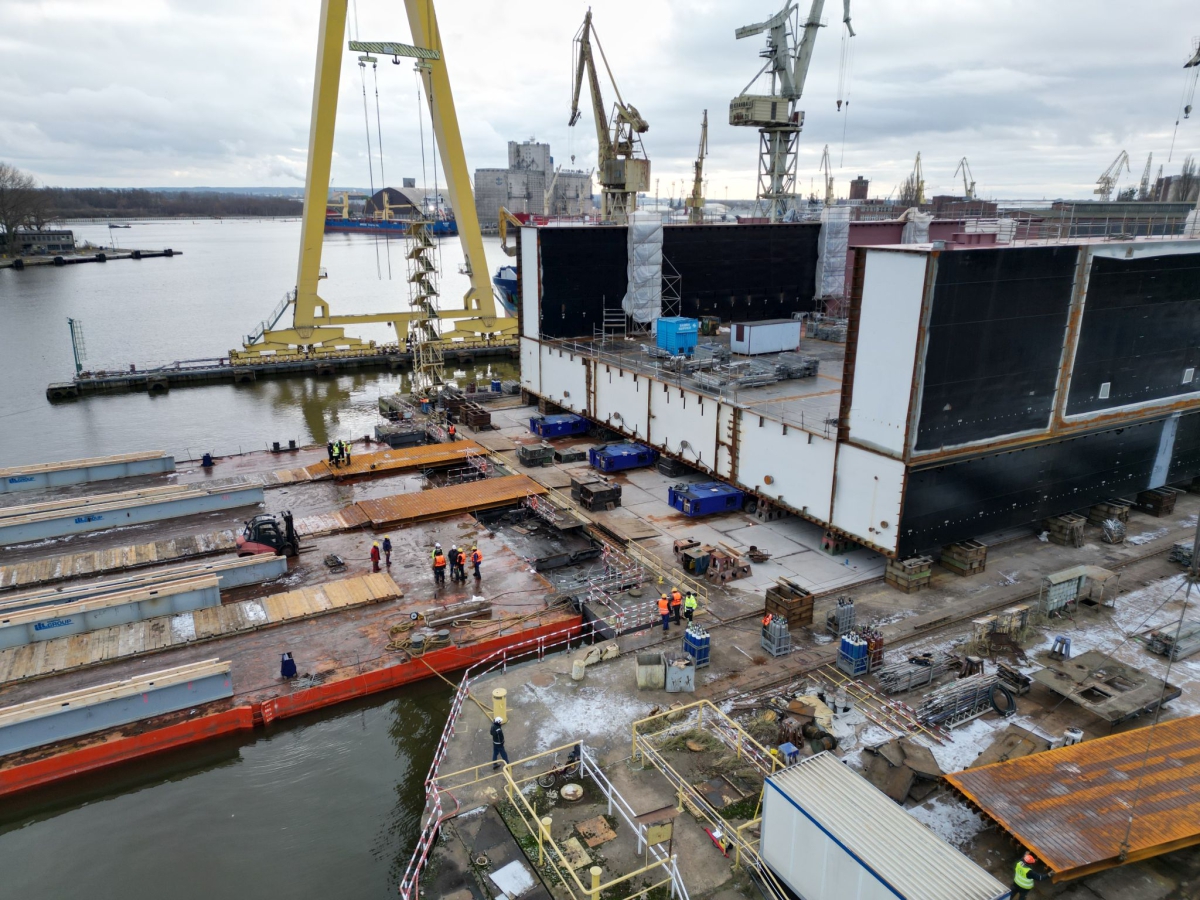 "Wulkan" Shipyard. Transport of the first dock module for "Gryfia" - MarinePoland.com