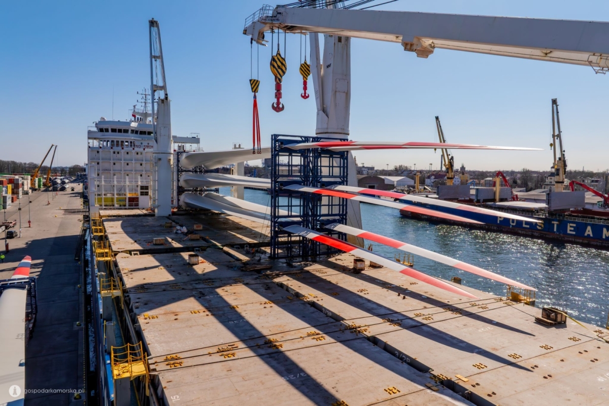 Wind Turbine Blades Arrive in Gdańsk, Headed for Ukraine - MarinePoland.com Wind Turbine Blades Arrive in Gdańsk, Headed for Ukraine - MarinePoland.com