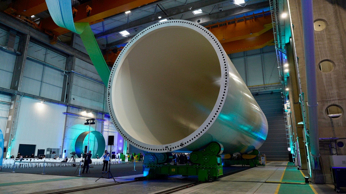 Baltic Towers at work and celebrating the production of its first tower components. Next step: reaching full production capacity - MarinePoland.com